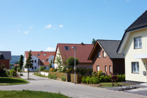 Straßenzug mit Neubauten - Vorteilhaft Leben - Vorteilhaft Leben