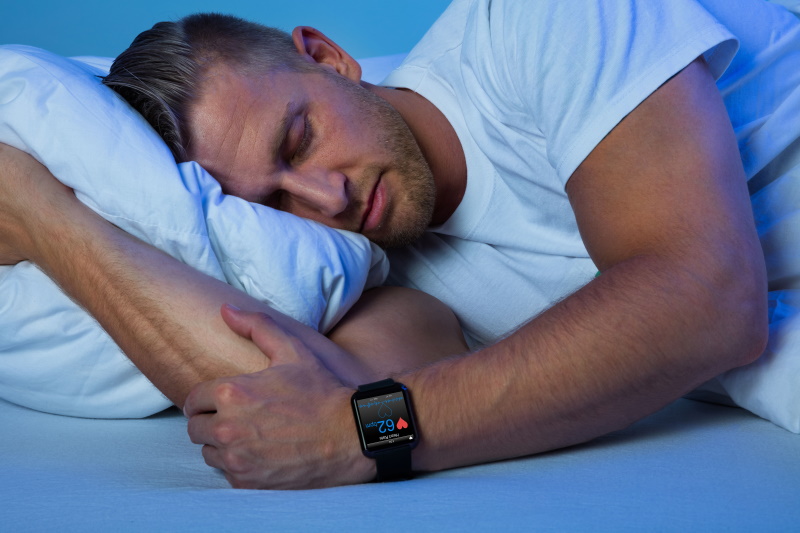 Man Sleeping With Smart Watch In His Hand Showing Heartbeat Rate - Vorteilhaft Leben - Vorteilhaft Leben