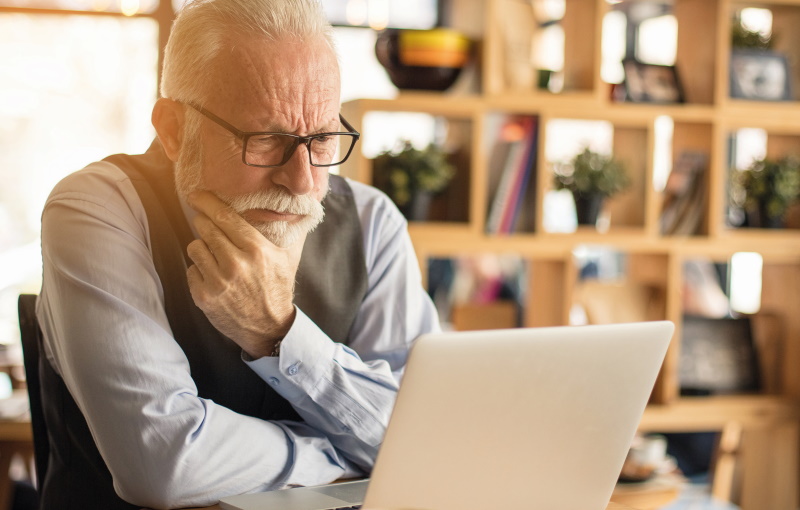 I have to rescue this. Senior businessman working at his office. - Vorteilhaft Leben - Vorteilhaft Leben