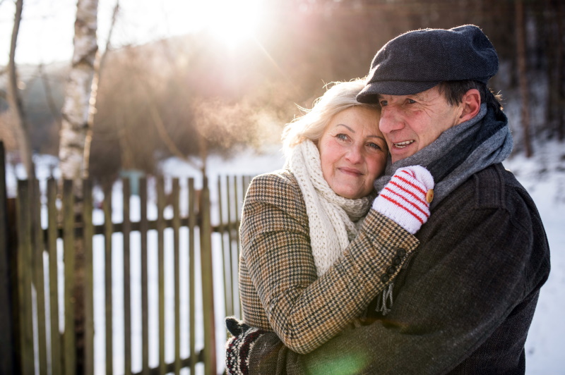 Beautiful senior woman and man on a walk in sunny winter nature, hugging - Vorteilhaft Leben - Vorteilhaft Leben