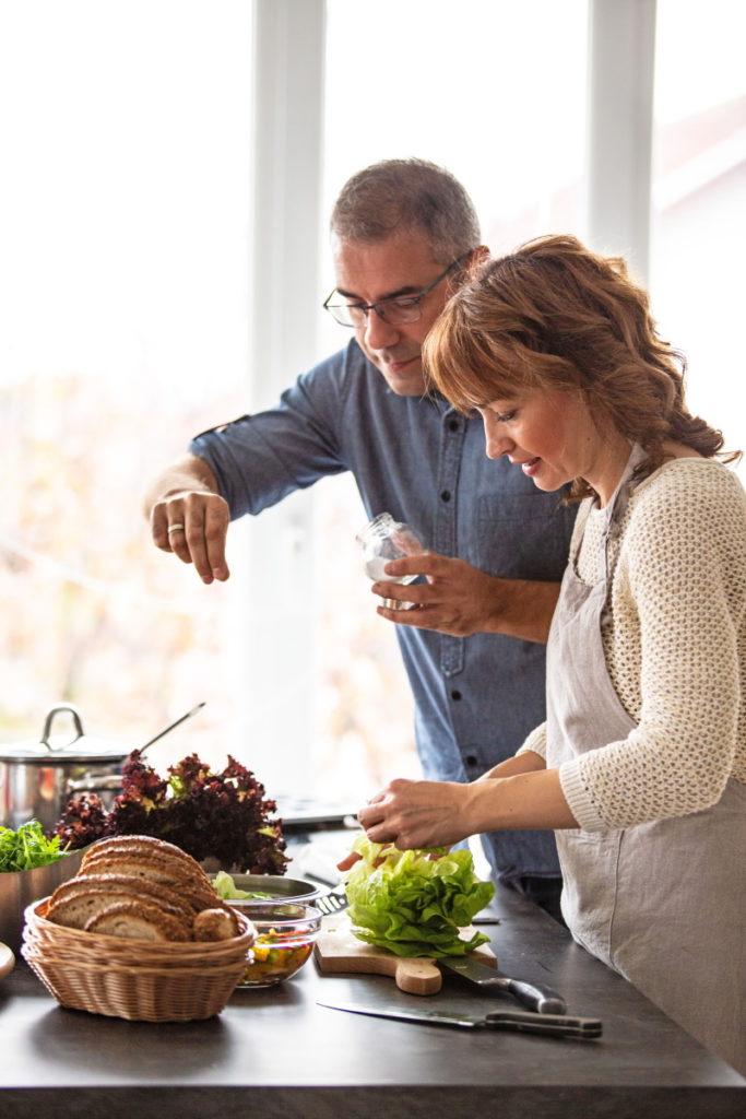 Man and woman cooking in the kitchen - Vorteilhaft Leben - Vorteilhaft Leben