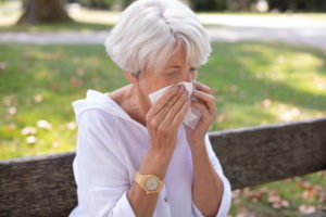 senior woman has a runny nose having flowers pollen allergy - Vorteilhaft Leben - Vorteilhaft Leben