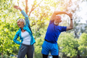Happy fit senior couple exercising in park. - Vorteilhaft Leben - Vorteilhaft Leben