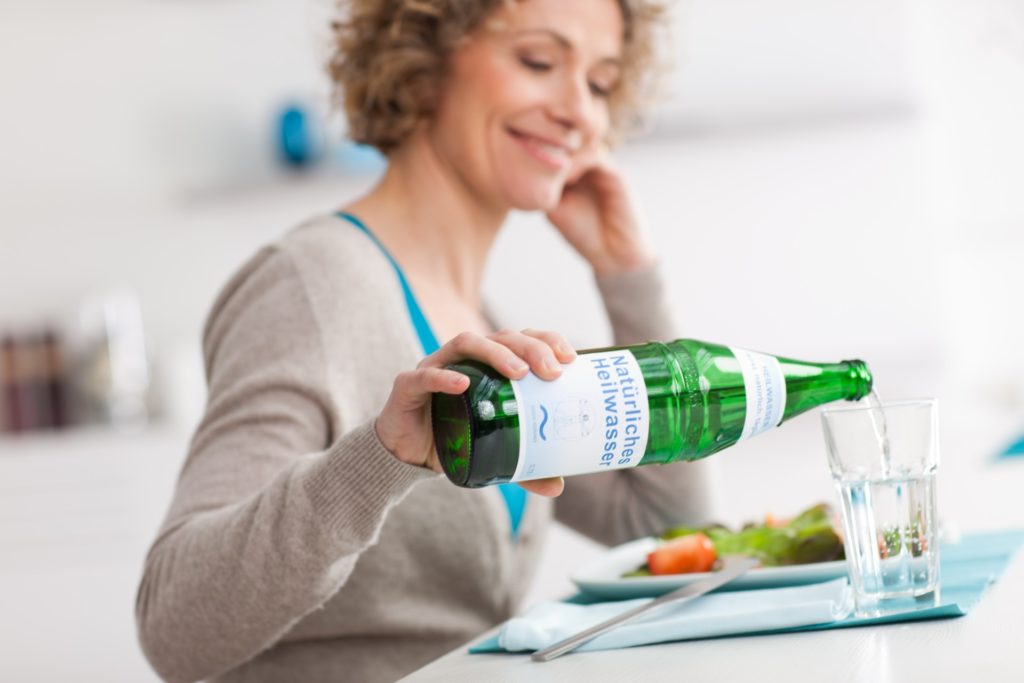 Foto_heilwasser_einschenken - Vorteilhaft Leben - Vorteilhaft Leben
