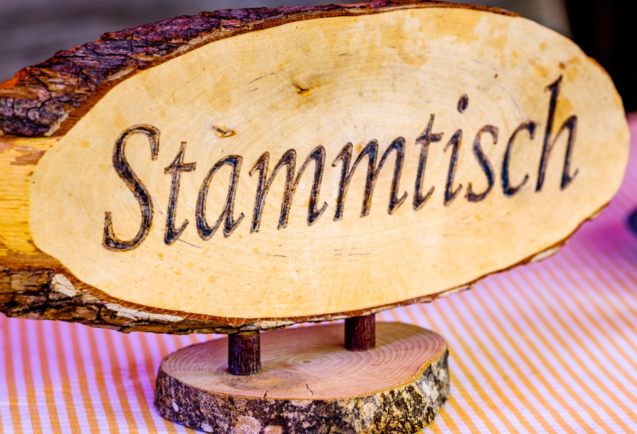 old wooden sign for a typical regulars table - Vorteilhaft Leben - Vorteilhaft Leben