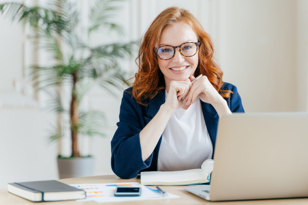 Pleased cheerful red haird female economist develops financial s - Vorteilhaft Leben - Vorteilhaft Leben