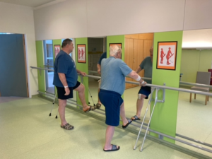 Die Patient:innen im Helios Klinikum können sich nach einer OP auf dem Aktivpfad selbstständig zurück in ein mobiles Leben bewegen.