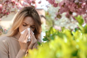 Heuschnupfensaison und Allergiesymptome: Wenn die Haut juckt und die Nase läuft, wünschen sich Betroffene wirksame Abhilfe ohne Nebenwirkungen.