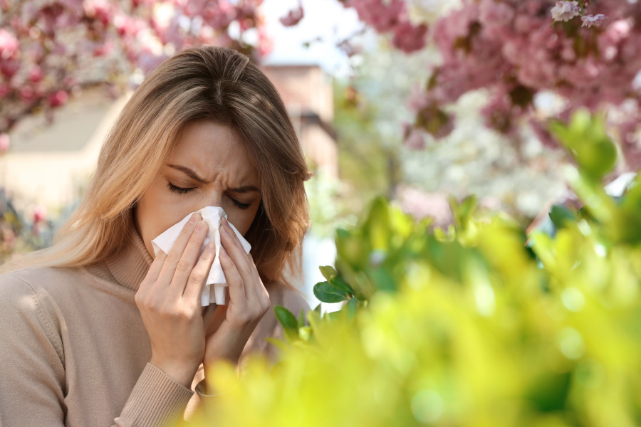 Woman suffering from seasonal pollen allergy outdoors - Vorteilhaft Leben - Vorteilhaft Leben Heuschnupfensaison und Allergiesymptome: Wenn die Haut juckt und die Nase läuft, wünschen sich Betroffene wirksame Abhilfe ohne Nebenwirkungen.