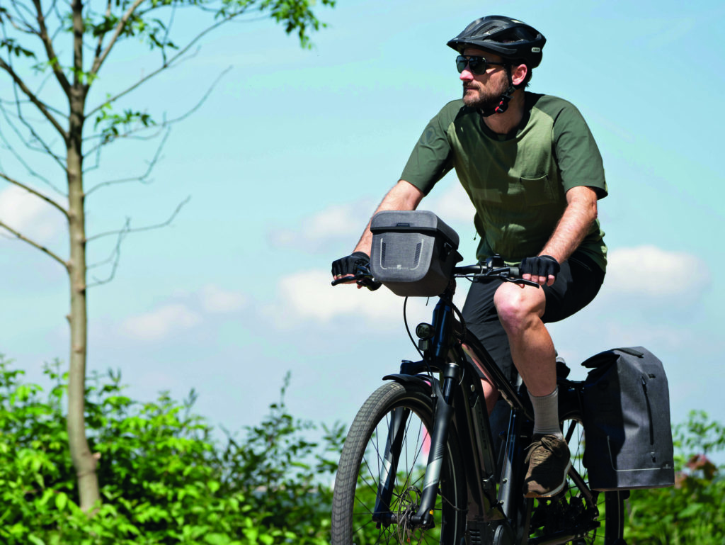 Radfahrer - Echte Raumwunder und ein sicherer Transport – ob am Rad oder vorne am Lenker – im Fachhandel und auch online gibt es eine große Auswahl an Taschen oder Boxen für Ihr Fahrrad.