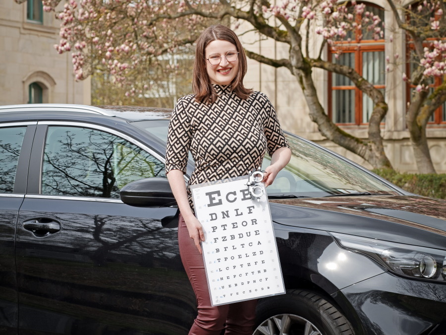 Diana Möller von HÖRGERÄTE MÖCKEL im Außendienst-Einsatz. Buchen Sie einen Termin bei HÖRGERÄTE MÖCKEL ganz in Ihrer Nähe. Foto: Möckel