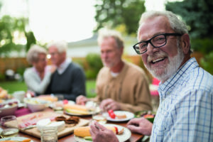 Das Leben in vollen Zügen und unbeschwert genießen – auch bei Blasenschwäche. Inkontinenzprodukte helfen und machen das Leben leichter. Bild: Senioren beim Grillen im Garten