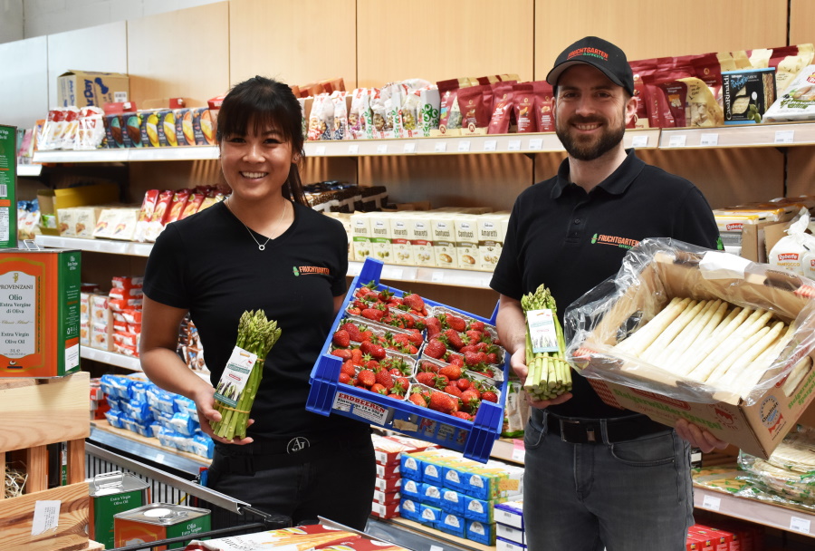 Liyana und Marco Kübler freuen sich, den Kundinnen und Kunden endlich heimischen Spargel und Erdbeeren anbieten zu können.