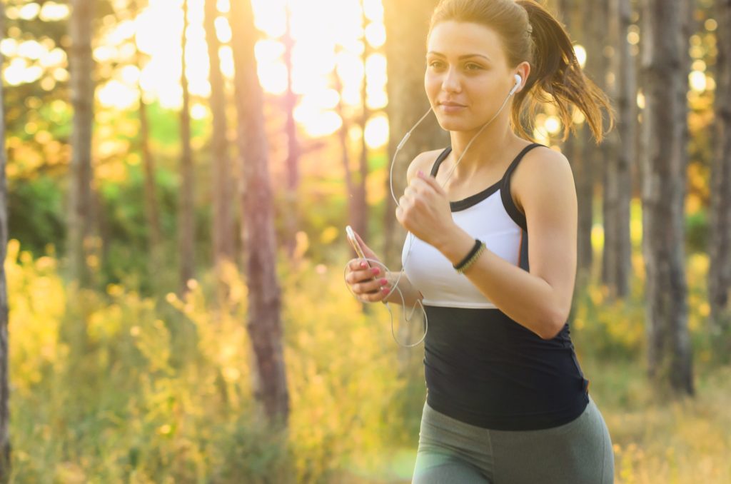 Frau joggt durch den Wald