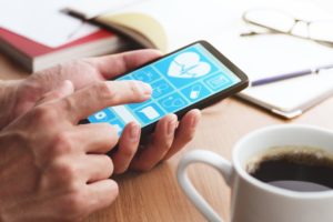 Apps auf Rezept AdobeStock_261705066 - Vorteilhaft Leben - Vorteilhaft Leben DiGA werden auch als Apps auf Rezept bezeichnet. Im Gegensatz zu Gesundheits-Apps, die man ohne Rezept bekommt, gelten DiGA jedoch als Medizinprodukte zur Behandlung von Erkrankungen.
