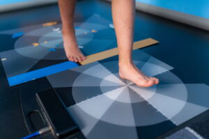 Reha team, Fußanalyse, Baropodometry, gait analysis using a foot plate in anthropometry - Vorteilhaft Leben - Vorteilhaft Leben Bei der dynamischen Fußanalyse im reha team Bayreuth werden kleine Fehlstellungen erkannt. Sie können mit geeigneten Maßnahmen in der Regel korrigiert werden.