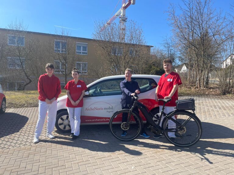 Mit Auto und E-Bike ist das Team der Arche Mobil Sozialstation in Pegnitz und Umgebung unterwegs.