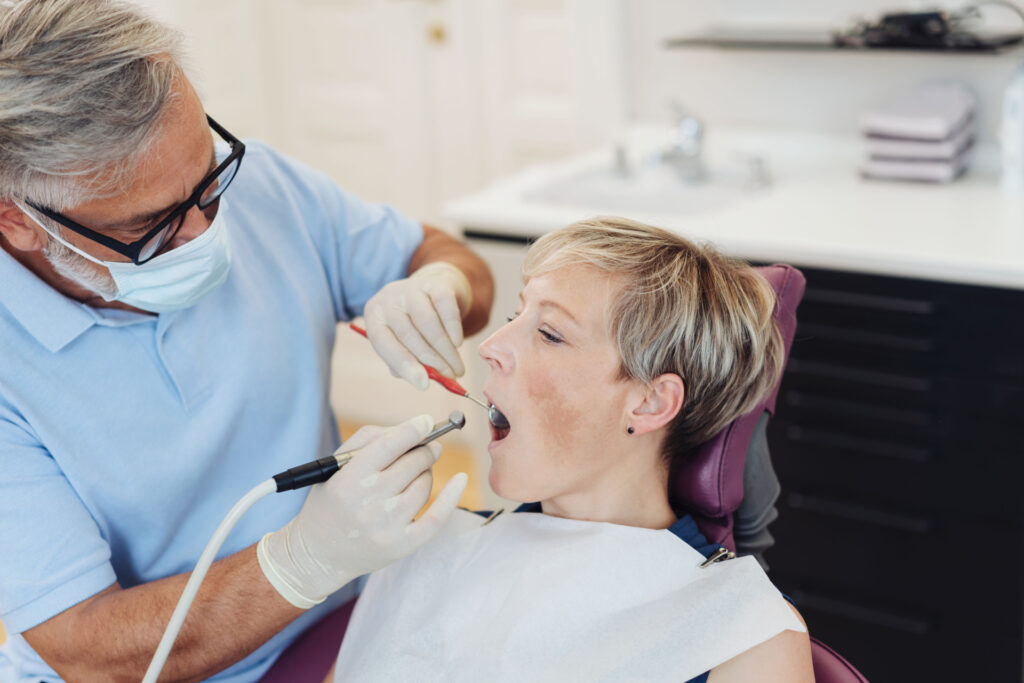 Besuch beim Zahnarzt. Der Erhalt gesunder Zähne kann schnell ins Geld gehen.