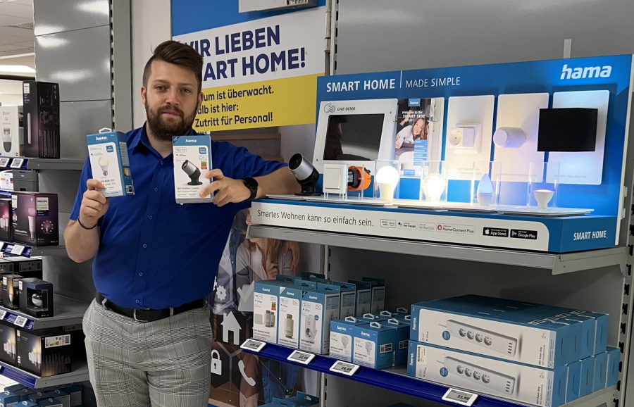 Mit einigen Smart Home-Produkten, die Fachberater Marcel Solfrank präsentiert, kann man die eigenen vier Wände sicherer machen.