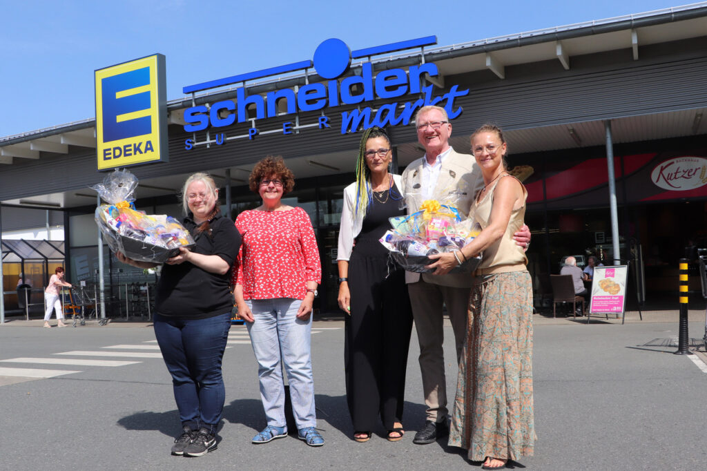 Die Geschenkkörbe übergaben Karina Didik, stellvertretende Marktleiterin Schneidermarkt in der Gravenreuther Straße, die Vorsitzende der Tafel Bayreuth, Ingrid Heinritzi-Martin, sowie Sabine Schille, Nordbayerischer Kurier (von links).