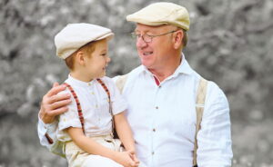 Bestattungsvorsorge bedeutet Verantwortung für sich und die Familie zu übernehmen. Opa mit Enkel auf dem Schoß.