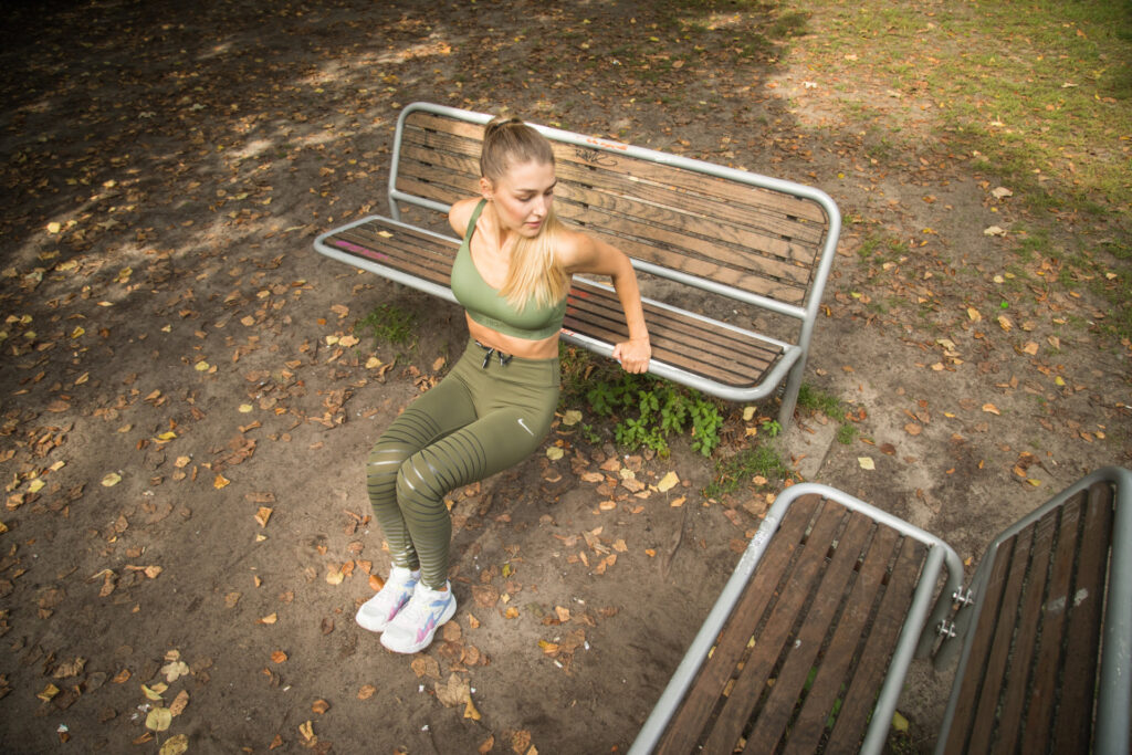 Ein breites Unterbrustband, das nicht hochrollt, und Träger, die nicht von den Schultern rutschen: In einem gut sitzenden Sport-BH macht das Workout mehr Freude.