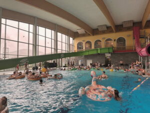 Nach bestandener Prüfung des Deutschen Schwimmabzeichens in Bronze, Silber oder sogar Gold steht einem sicheren Vergnügen im Schwimmbad nichts mehr im Wege.