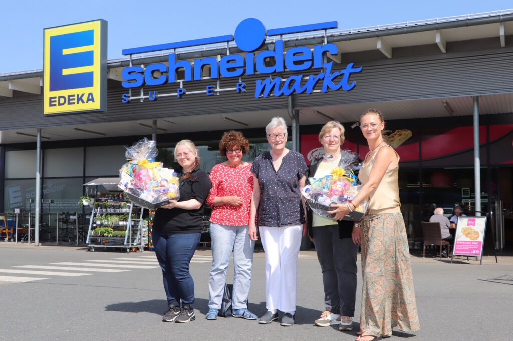 Übergabe eines Geschenkkorbs für ehrenamtliche Mitarbeiter der Tafel Bayreuth e.V.