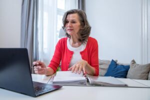 Rente und Arbeiten zur gleichen Zeit? Eine Gesetzesänderung macht es möglich.