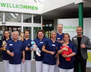 Das Team des Familien-Mutter-Kind-Zentrums im Helios Klinikum Meiningen ist stolz auf die Zertifizierung als „BABYFREUNDLICHE Perinatalklinik“. Das Konzept hat sich seit der Verleihung im letzten Jahr bewährt und wird erfolgreich gelebt.