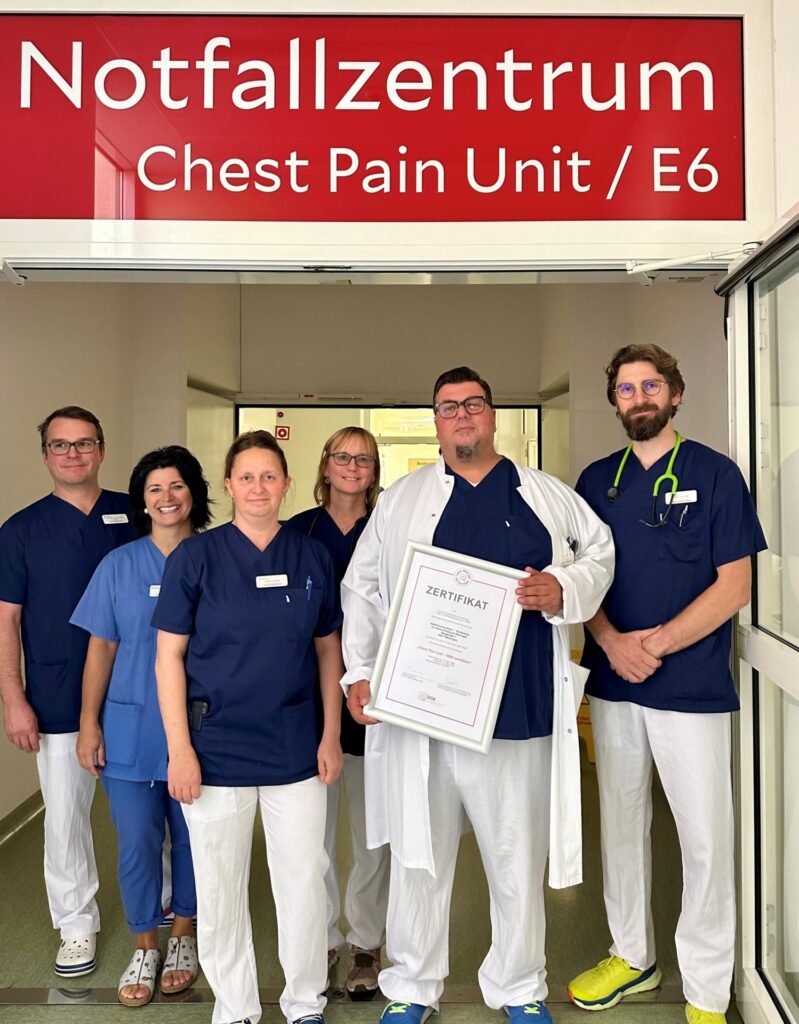 Das Team um Chefarzt Dr. med. Markus Schlosser steht beim Verdacht auf einen Herzinfarkt für schnelle Hilfe bereit. Die zertifizierte „Chest Pain Unit“ (Brustschmerzeinheit) im Helios Klinikum in Meiningen ist nicht nur die einzige im Landkreis Schmalkalden-Meiningen, sondern in ganz Südthüringen.