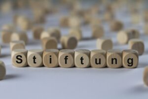 Stiftung - Holzwürfel mit Buchstaben - Vorteilhaft Leben - Vorteilhaft Leben