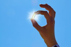AdobeStock_145730503, Vitamin D Bayreuther Apothekengemeinschaft - Vorteilhaft Leben - Vorteilhaft Leben Fehlendes Sonnenlicht kann im Herbst und Winter durch Vitamin D-Präparate ausgeglichen werden.