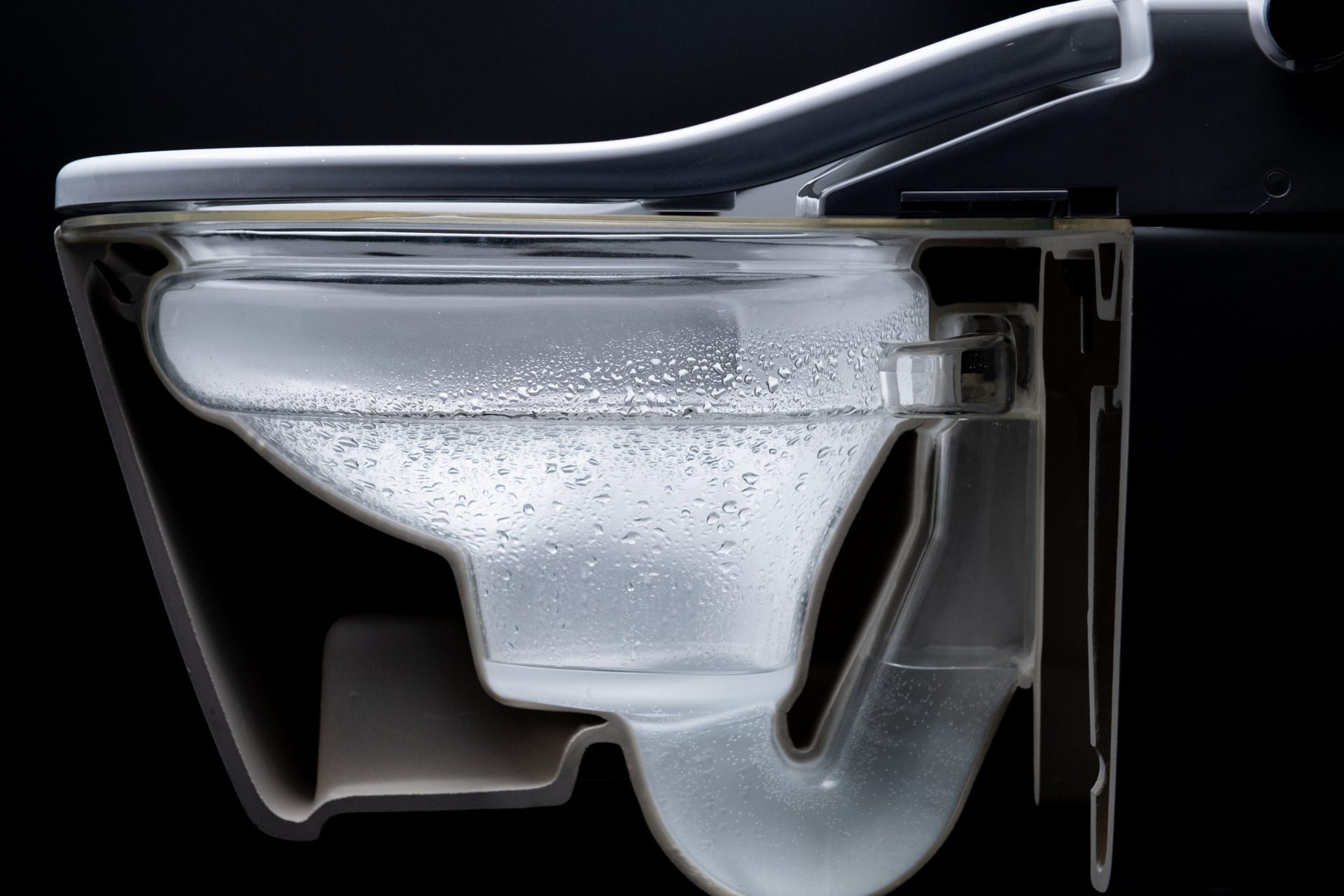 Ein besseres Örtchen: Das können moderne Toiletten - Vorteilhaft Leben - Vorteilhaft Leben Saubere Sache: Die Technik in der Toilette von Toto sprüht vor der Nutzung einen feinen Wassernebel in das WC-Becken und feuchtet die Keramik an. So bleibt Schmutz schlechter haften.