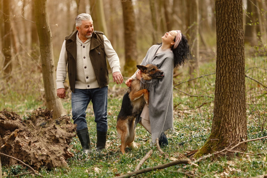 Seniors in a forest People walks Family with dog - Vorteilhaft Leben - Vorteilhaft Leben Milder Herbst: In dieser Jahreszeit sind Outdoor-Aktivitäten besonders schön - vorausgesetzt, die Gelenke spielen mit.