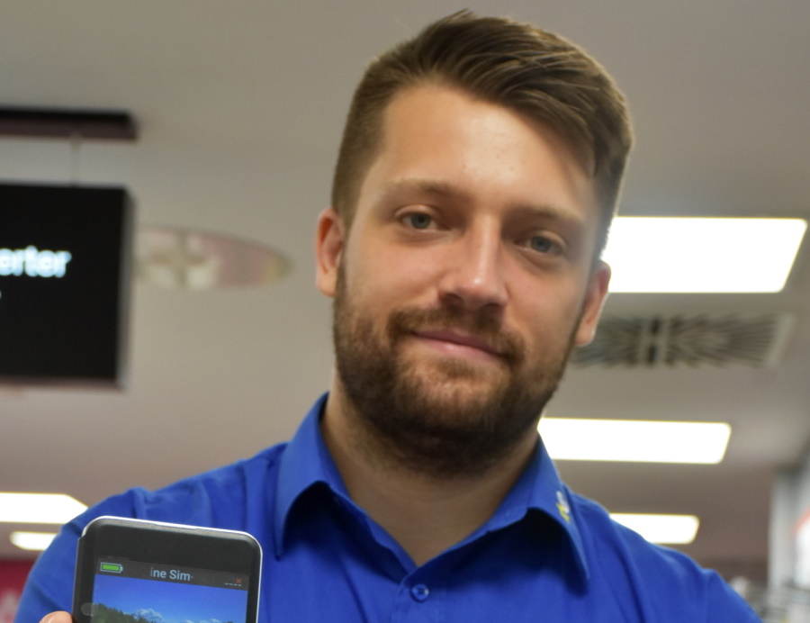 Marcel Solfrank von Euronics XXL Baumann präsentiert das neue Emporia Smart 6, zu dem es auch eine ausführliche, gedruckte Bedienungsanleitung gibt.