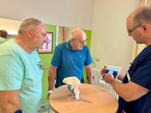 20231106_Patienten Dr. Öhnlein - Vorteilhaft Leben - Vorteilhaft Leben Ausführliche Beratung und die Beantwortung aller aufkommenden Fragen schafft Vertrauen: Dr. med. Bernhard Öhlein, Chefarzt der Orthopädischen Klinik im Helios Klinikum Meiningen (r.), im Patientengespräch mit Ralf Ender aus Breitungen (l.) und Helmut Dittmar aus Meiningen. Jährlich werden im Helios Klinikum Meiningen über 700 künstliche Gelenke eingesetzt.
