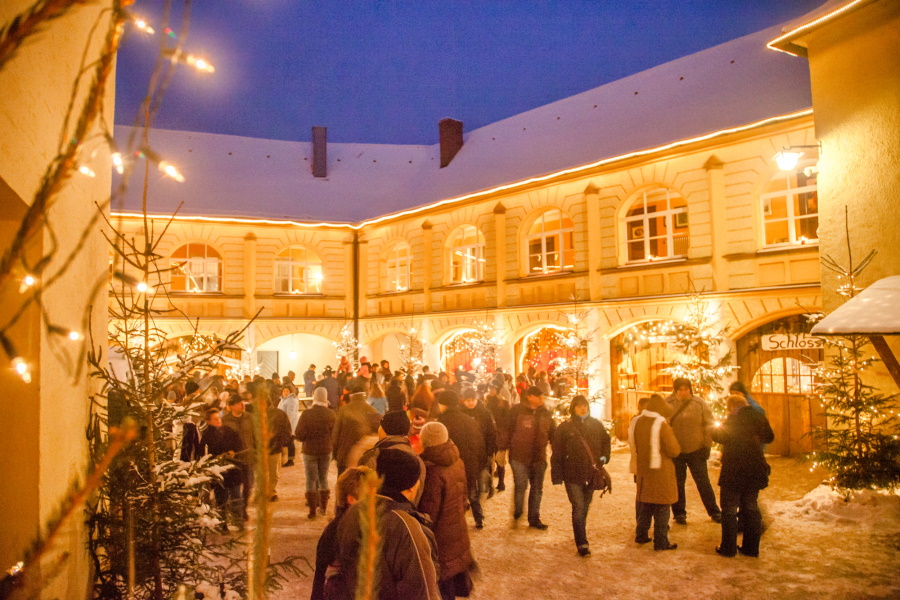Der Hof von Schloss Guteneck bei Schwandorf verwandelt sich in eine zauberhafte Weihnachtskulisse.
