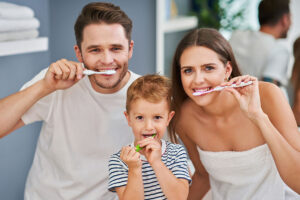 Hilfsmittel wie Zahnbürste, Zahnseide und Interdentalbürste sind bei der täglichen Zahnpflege wichtig - aber auch die Wahl der Zahncreme spielt eine entscheidende Rolle.