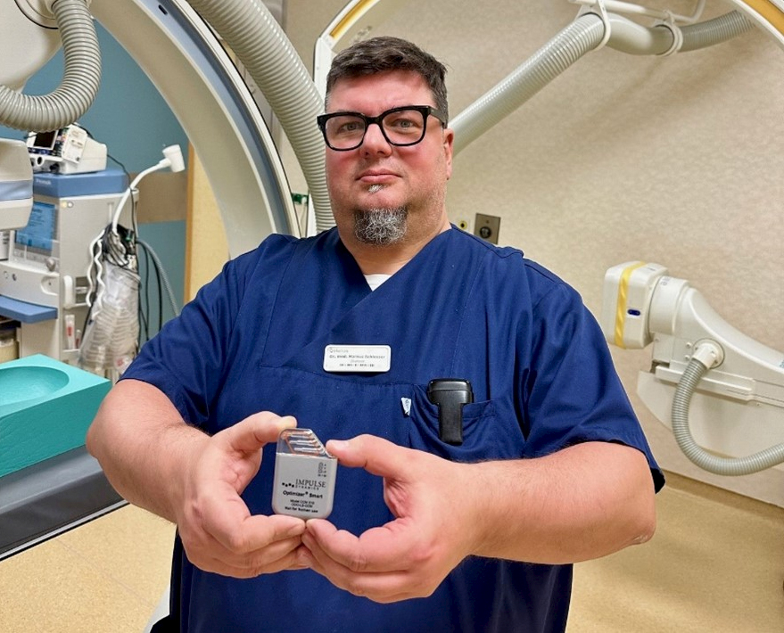 Dr. med. Markus Schlosser, Chefarzt der Medizinischen Klinik 1 im Helios Klinikum Meiningen, mit einem modernen Herzschrittmacher.