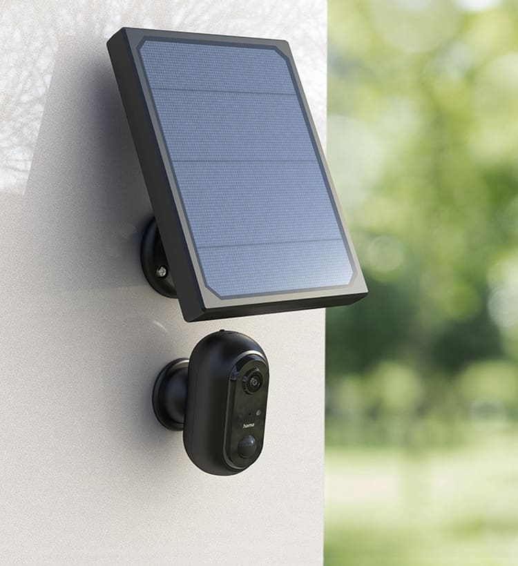 Eine Kombination für völlige Autarkie: Das Solarmodul sorgt für die Stromversorgung der Überwachungskamera.
