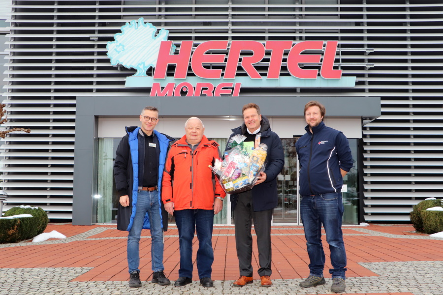 Übergabe Geschenkkorb für ehrenamtliche Helfer