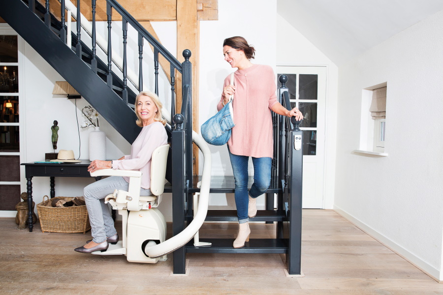 Ein Treppenlift verbessert die Mobilität in den eigenen vier Wänden und steigert die Unabhängigkeit im Alter. Foto: Handicare