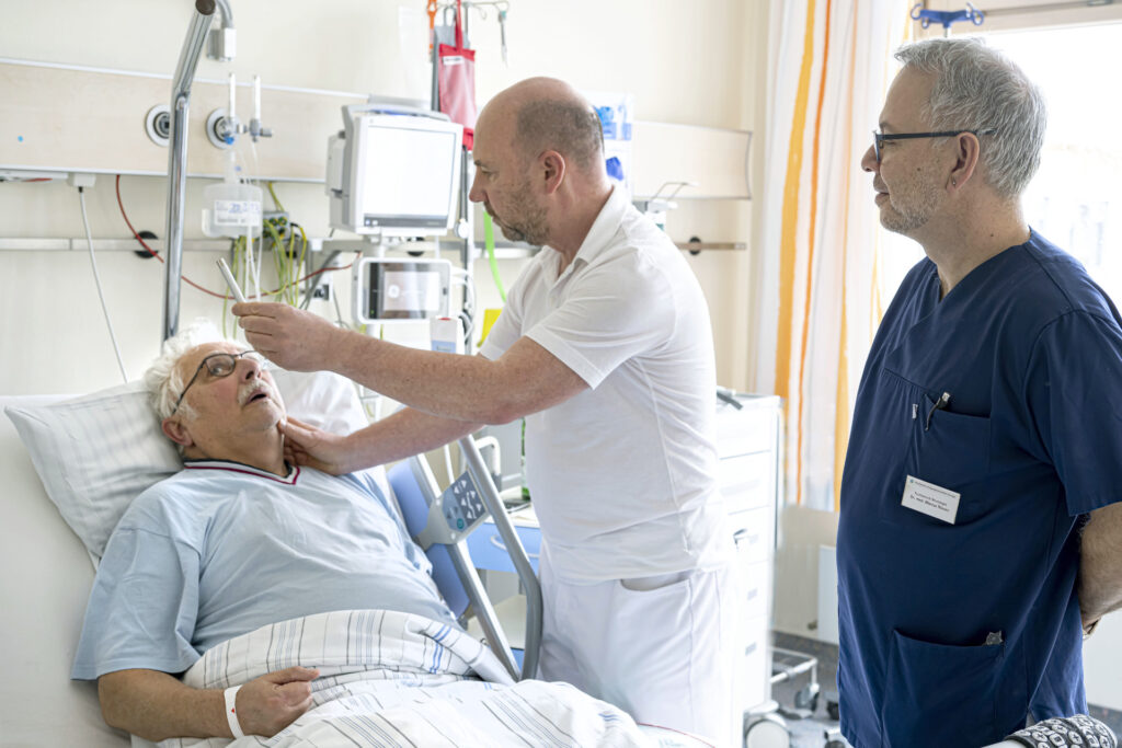 Dr. med. Jörg Mengs und Dr. med. Marcus Rössler bei der neurologischen Visite.