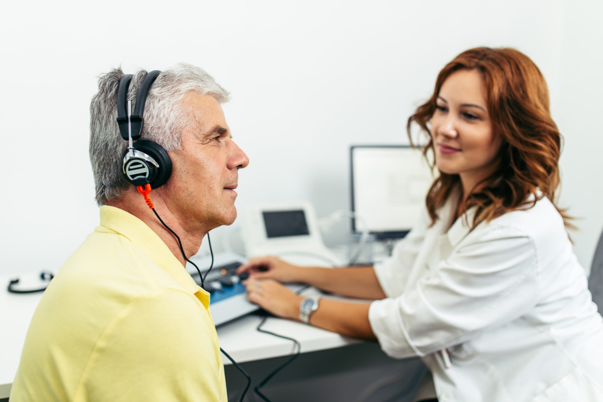 Senior man at medical examination or checkup in otolaryngologist - Vorteilhaft Leben - Vorteilhaft Leben