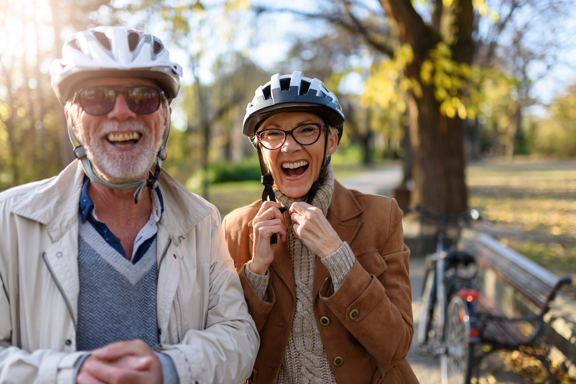 Cheerful active senior couple with bicycle in public park together having fun Perfect activities for elderly people - Vorteilhaft Leben - Vorteilhaft Leben