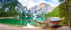 Lago di Braies See Panorama in Italien Dolomiten Pragser Wildsee Steg mit Boot Berg Alpen Tirol Südtirol Landschaft lake in Italy Dolomites Jetty with boats Mountains Alps tyrol Land - Vorteilhaft Leben - Vorteilhaft Leben