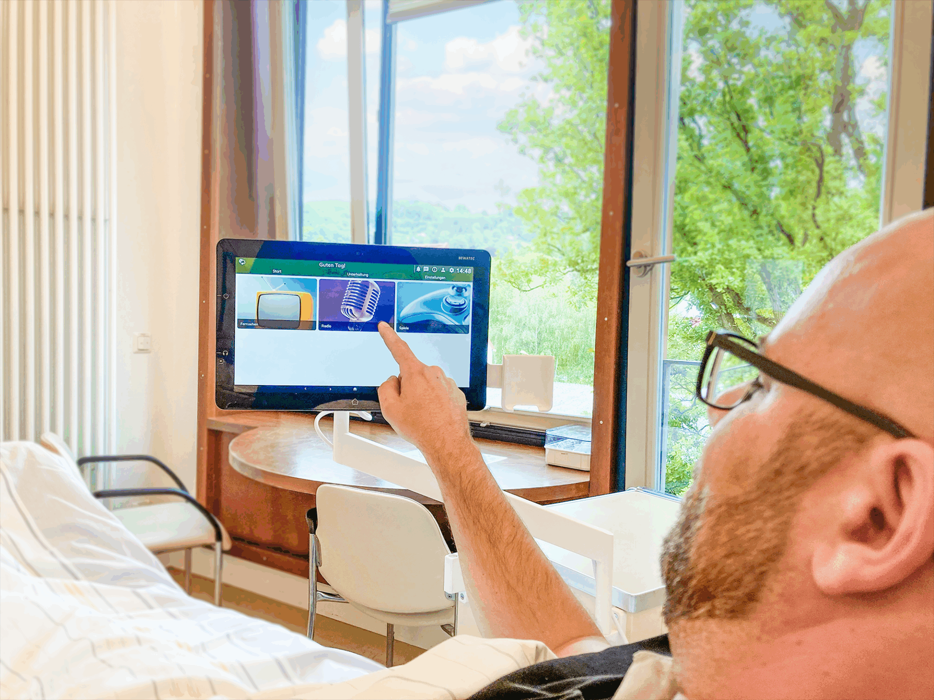 20250528_Patient_mit_Bedside-Terminal_md - Vorteilhaft Leben - Vorteilhaft Leben