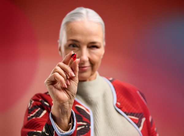 2024H1 Launch Insio IX Key Visual Motiv Frau Hörgerät – 0124 #image_title