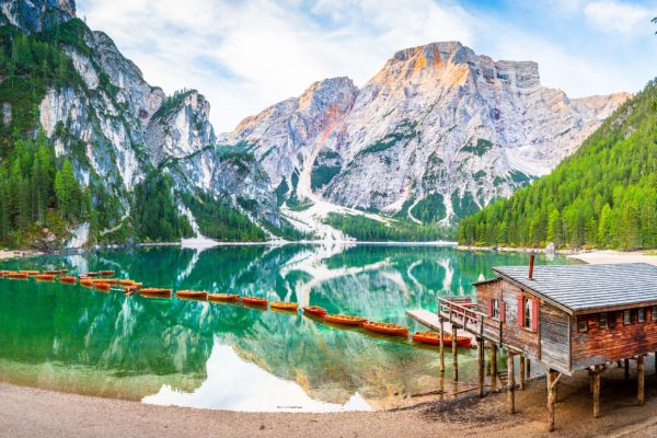 Lago di Braies See Panorama in Italien Dolomiten Pragser Wildsee Steg mit Boot Berg Alpen Tirol Südtirol Landschaft lake in Italy Dolomites Jetty with boats Mountains Alps tyrol Land #image_title